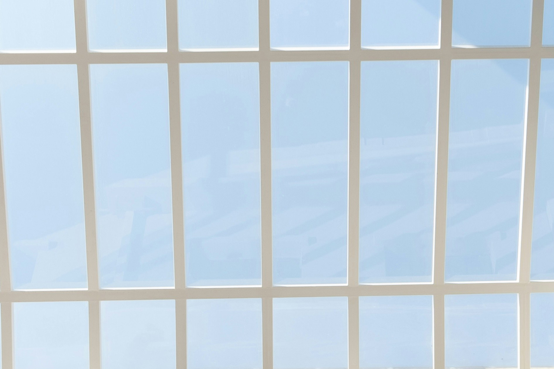 Reinigungsgerät auf einer Glasfläche im Einsatz