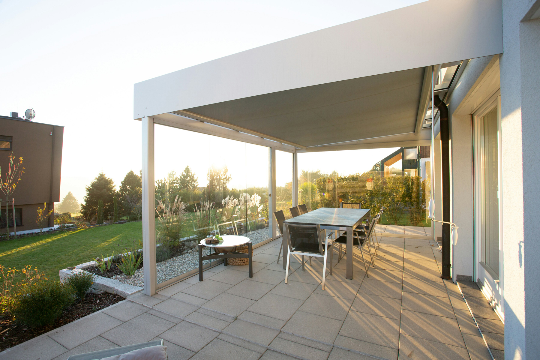 Verschmutztes Terrassendach im Außenbereich