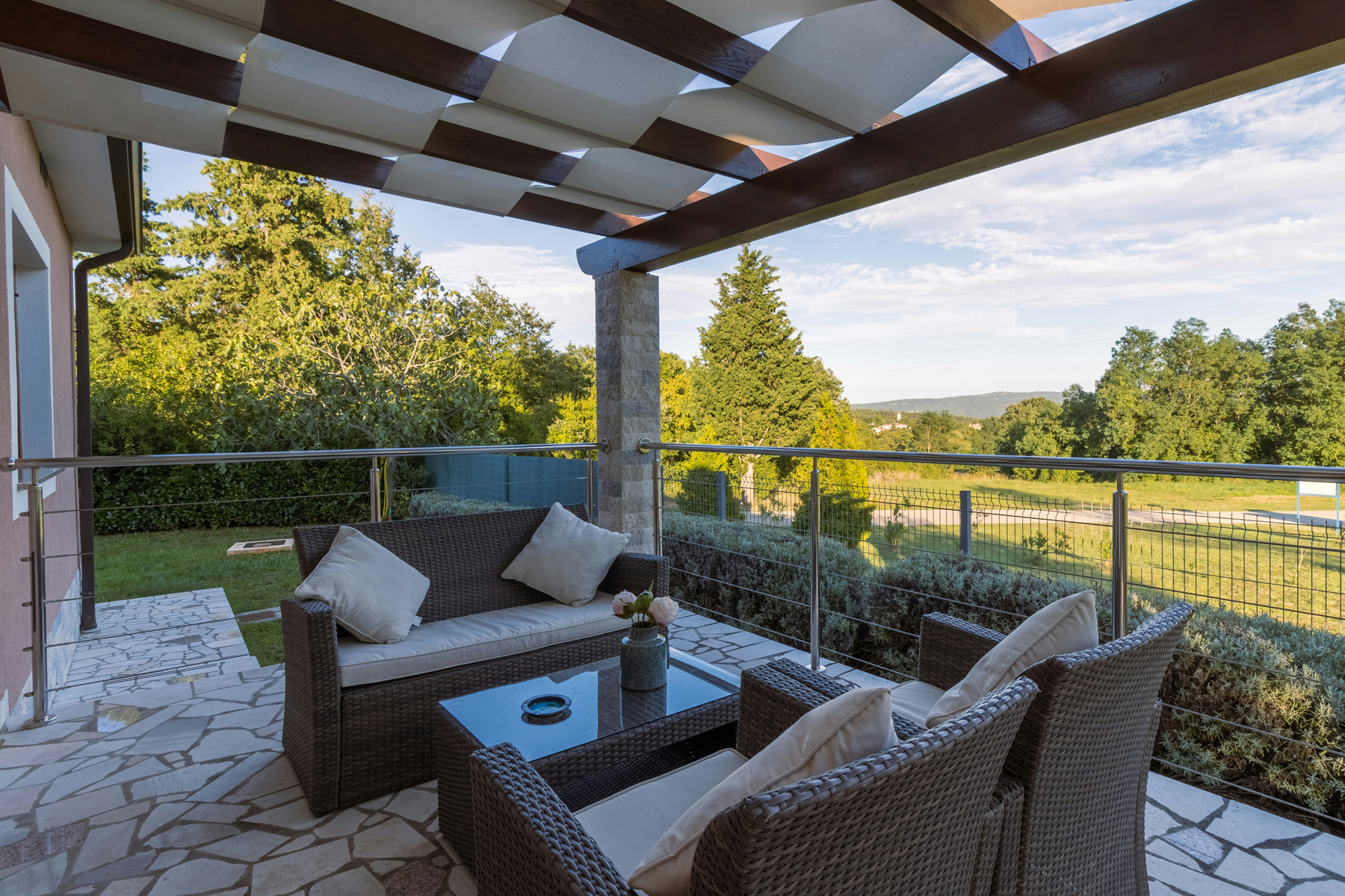Sauberes Terrassendach nach der Reinigung