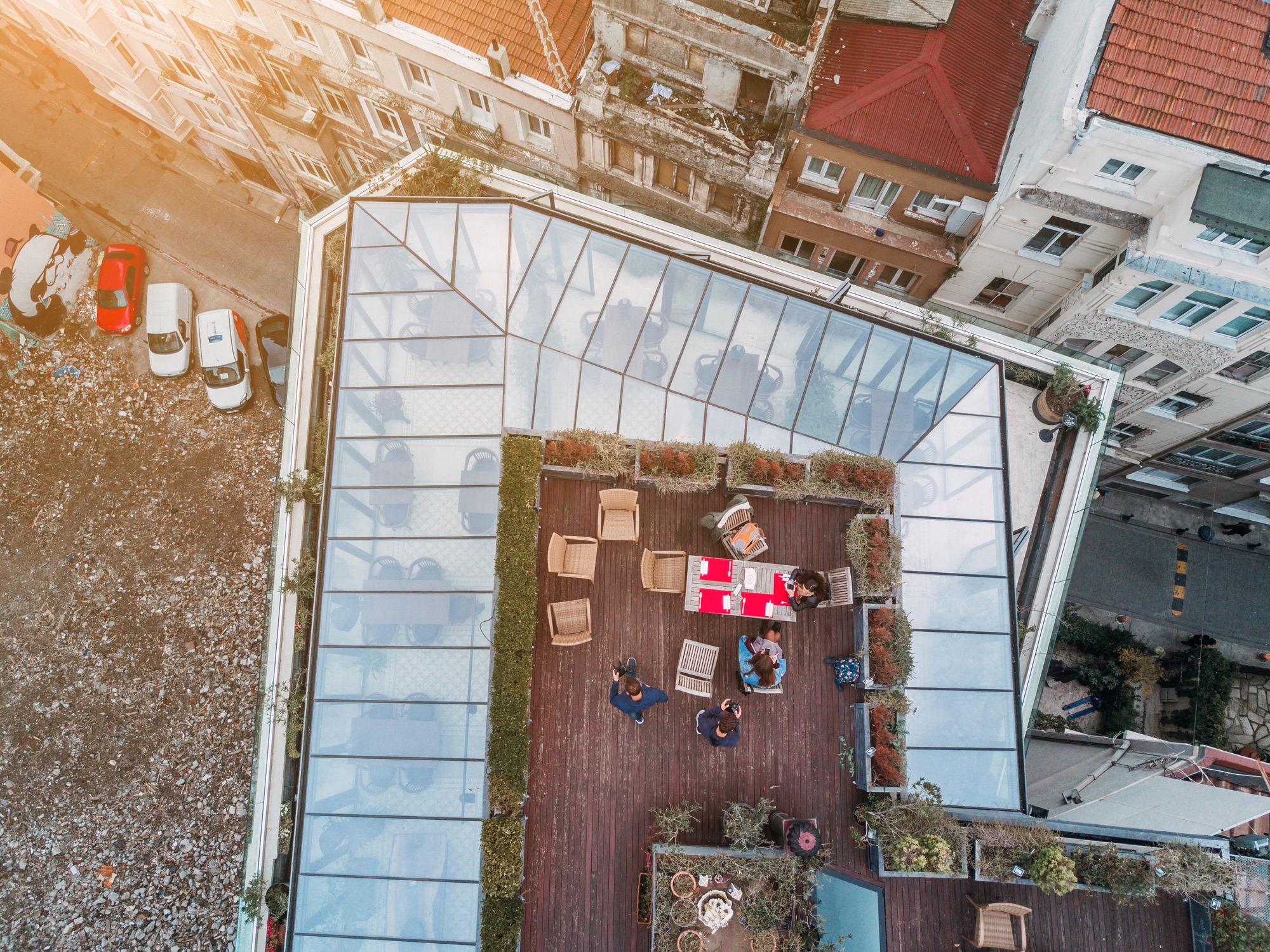 Acrylglas-Terrassendach wird mit weichem Tuch gereinigt