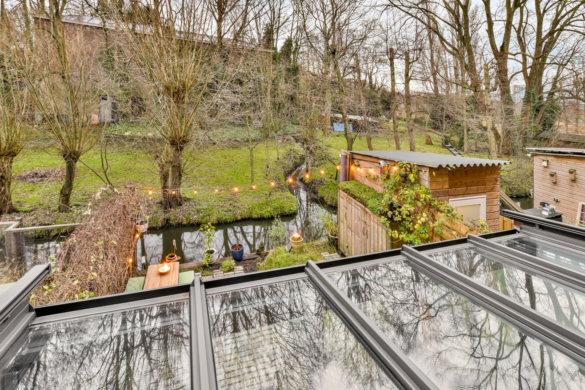 Glasdach einer Terrasse im Sonnenlicht nach Reinigung