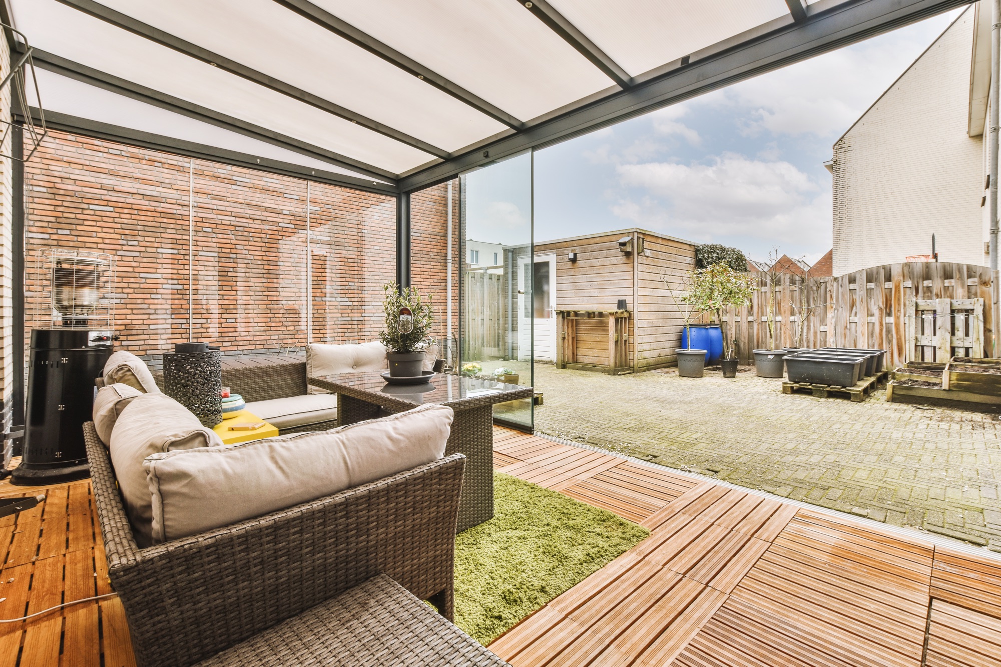 Fenstersauger wird für die Reinigung eines Glasdachs eingesetzt