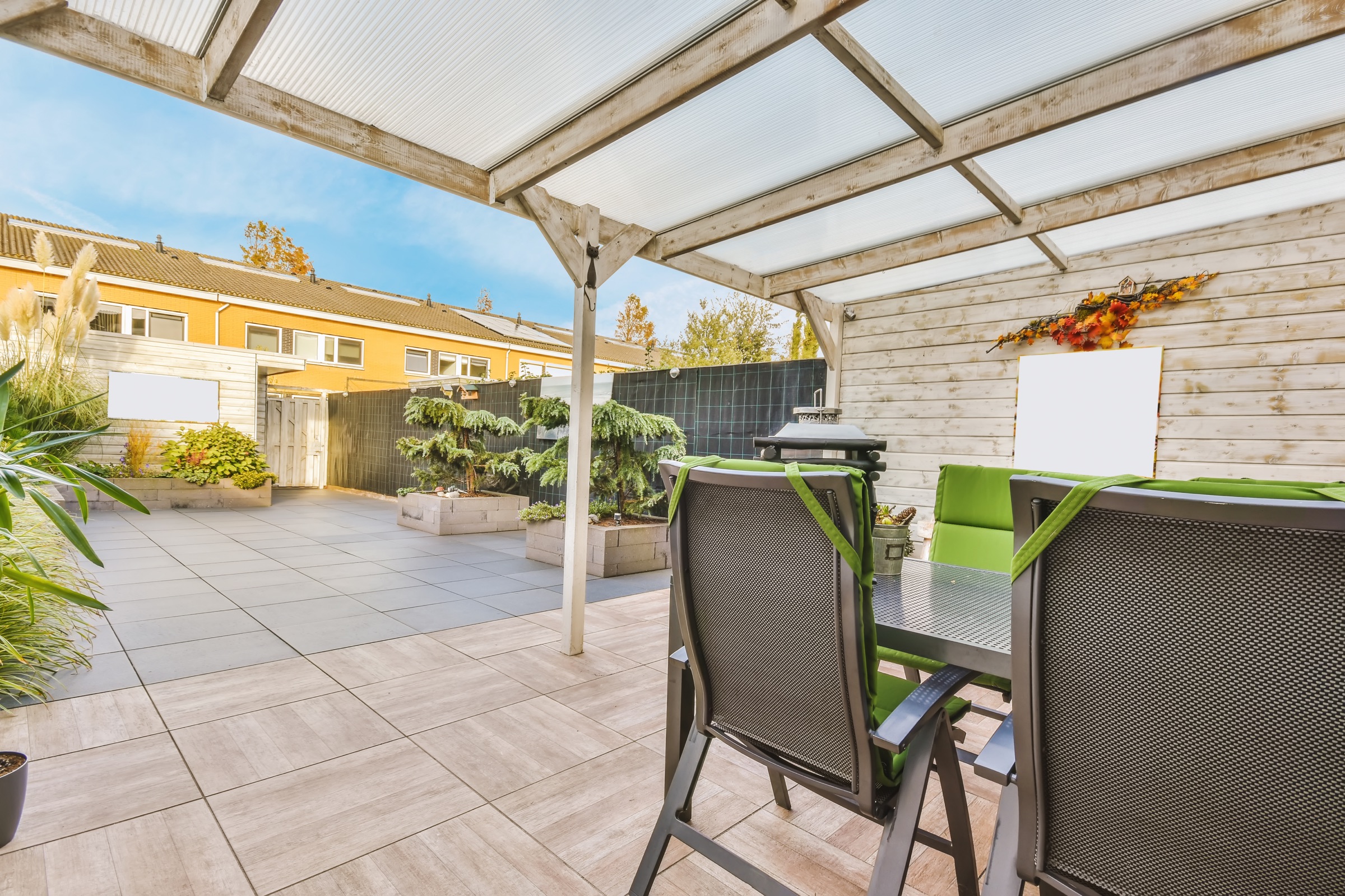 Sauberes, streifenfreies Polycarbonat-Terrassendach im Sonnenlicht